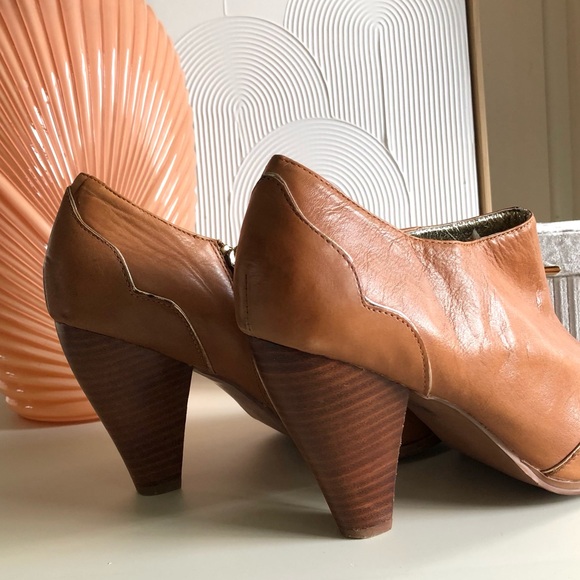 VERY VOLATILE buttery soft leather bootie boots camel color gold trim  size 10 - Picture 11 of 16